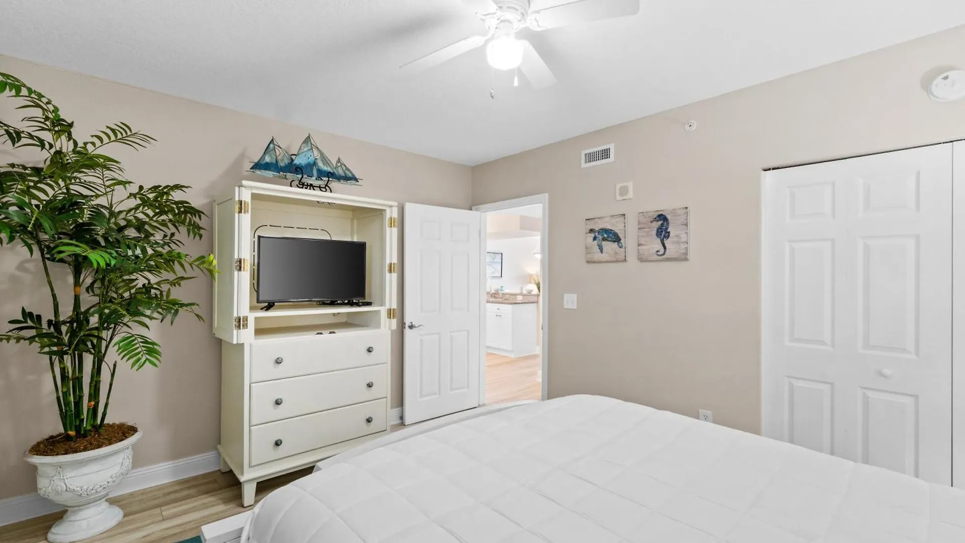 Holiday home Emerald Beach #1236 By Book That Condo Panama City Beach United States